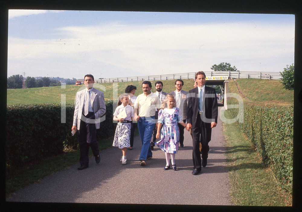 Gerhard BERGER Michele ALBORETO Christina TROPPMAIR 1990ca 35 mm vintage slide 2 Diapositiva d'epoca, in formato 35 mm.CONDIZIONI: GOODE' severamente vietata la riproduzione. Tutti i diritti sono riservati. ICharta mette in vendita, sul negozio eBay e in esclusiva sul sito "icharta" il proprio archivio composto da numerose diapositive e negativi fotografici d'epoca, tutti originali e autentici, che attraversano la storia del costume italiano tra gli la fine degli anni Sessanta e Novanta.Si tratta di uno sguardo inedito sull'attualità, la politica, la vita quotidiana, il gossip e la cultura, che fotografa il cambiamento della nazione in quest'ultimo scorcio del XX secolo. Un'occasione unica per il mercato del collezionismo, che vede finalmente disponibile un archivio eccezionale per vastità, tematiche e condizioni, in un settore (il negativo fotografico e la diapositiva) di assoluta novità e dalle interessanti prospettive di investimento.  GOOD/buono   originale e autentica 1
