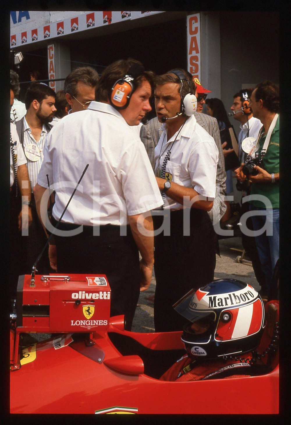 Gerhard BERGER e John BARNARD - F1 FERRARI 1989 35 mm vintage slide 3 Diapositiva d'epoca, in formato 35 mm.CONDIZIONI: GOODE' severamente vietata la riproduzione. Tutti i diritti sono riservati. ICharta mette in vendita, sul negozio eBay e in esclusiva sul sito "icharta" il proprio archivio composto da numerose diapositive e negativi fotografici d'epoca, tutti originali e autentici, che attraversano la storia del costume italiano tra gli la fine degli anni Sessanta e Novanta.Si tratta di uno sguardo inedito sull'attualità, la politica, la vita quotidiana, il gossip e la cultura, che fotografa il cambiamento della nazione in quest'ultimo scorcio del XX secolo. Un'occasione unica per il mercato del collezionismo, che vede finalmente disponibile un archivio eccezionale per vastità, tematiche e condizioni, in un settore (il negativo fotografico e la diapositiva) di assoluta novità e dalle interessanti prospettive di investimento.  GOOD/buono   originale e autentica 1