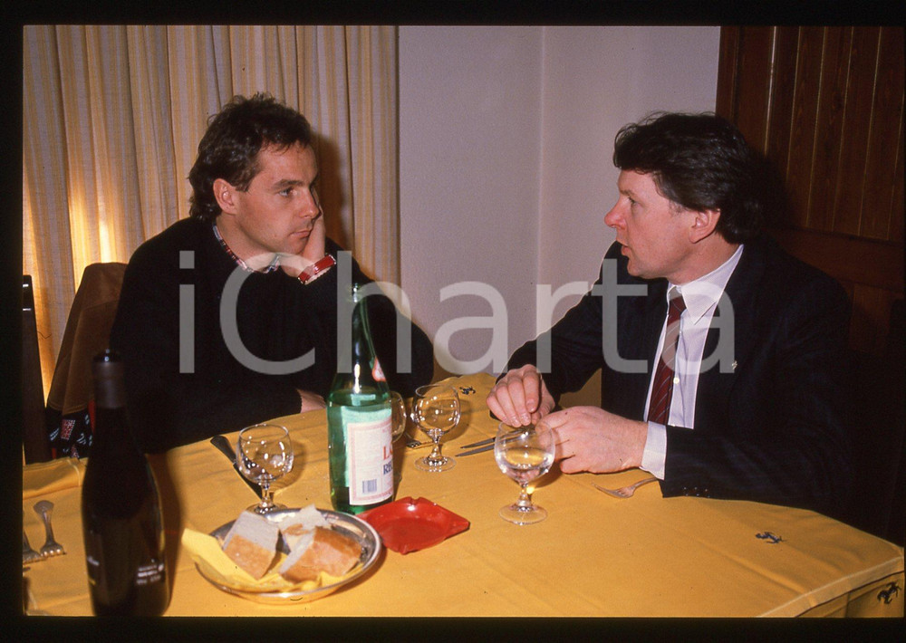 Gerhard BERGER e John BARNARD - F1 FERRARI 1989 35 mm vintage slide 4 Diapositiva d'epoca, in formato 35 mm.CONDIZIONI: GOODE' severamente vietata la riproduzione. Tutti i diritti sono riservati.ICharta mette in vendita, sul negozio eBay e in esclusiva sul sito "icharta" il proprio archivio composto da numerose diapositive e negativi fotografici d'epoca, tutti originali e autentici, che attraversano la storia del costume italiano tra gli la fine degli anni Sessanta e Novanta.Si tratta di uno sguardo inedito sull'attualità, la politica, la vita quotidiana, il gossip e la cultura, che fotografa il cambiamento della nazione in quest'ultimo scorcio del XX secolo. Un'occasione unica per il mercato del collezionismo, che vede finalmente disponibile un archivio eccezionale per vastità, tematiche e condizioni, in un settore (il negativo fotografico e la diapositiva) di assoluta novità e dalle interessanti prospettive di investimento.  GOOD/buono   originale e autentica 1