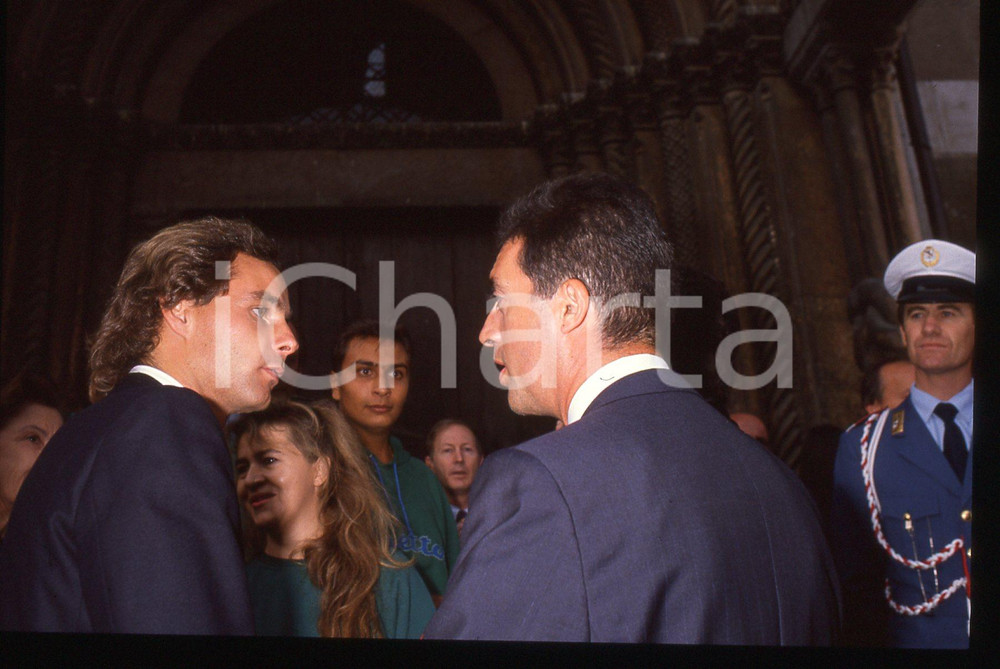 Gerhard BERGER e Piero FERRARI - COSTUME 1990 ca 35 mm vintage slide Diapositiva d'epoca, in formato 35 mm.CONDIZIONI: GOODE' severamente vietata la riproduzione. Tutti i diritti sono riservati. ICharta mette in vendita, sul negozio eBay e in esclusiva sul sito "icharta" il proprio archivio composto da numerose diapositive e negativi fotografici d'epoca, tutti originali e autentici, che attraversano la storia del costume italiano tra gli la fine degli anni Sessanta e Novanta.Si tratta di uno sguardo inedito sull'attualità, la politica, la vita quotidiana, il gossip e la cultura, che fotografa il cambiamento della nazione in quest'ultimo scorcio del XX secolo. Un'occasione unica per il mercato del collezionismo, che vede finalmente disponibile un archivio eccezionale per vastità, tematiche e condizioni, in un settore (il negativo fotografico e la diapositiva) di assoluta novità e dalle interessanti prospettive di investimento.  GOOD/buono   originale e autentica 1