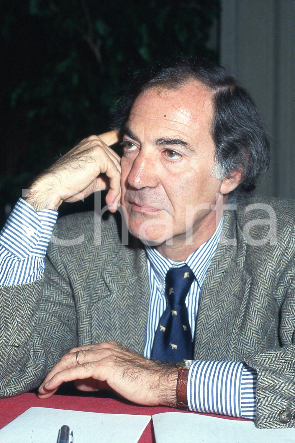 35mm vintage slide* 1993 MILANO Salvatore VECA a convegno Politeia (2)  Diapositiva d'epoca, in formato 35 mm.CONDIZIONI: GOODDiapositiva realizzata durante il convegno internazionale sul tema "Etica pubblica, Mercato, Istituzioni".Nella diapositiva ICharta mette in vendita, sul negozio eBay e in esclusiva sul sito "icharta" il proprio archivio composto da numerose diapositive e negativi fotografici d'epoca, tutti originali e autentici, che attraversano la storia del costume italiano tra gli la fine degli anni Sessanta e Novanta.Si tratta di uno sguardo inedito sull'attualit&agrave;, la politica, la vita quotidiana, il gossip e la cultura, che fotografa il cambiamento della nazione in quest'ultimo scorcio del XX secolo. Un'occasione unica per il mercato del collezionismo, che vede finalmente disponibile un archivio eccezionale per vastit&agrave;, tematiche e condizioni, in un settore (il negativo fotografico e la diapositiva) di assoluta novit&agrave; e dalle interessanti prospettive di investimento. GOOD/buono   originale e autentica 1