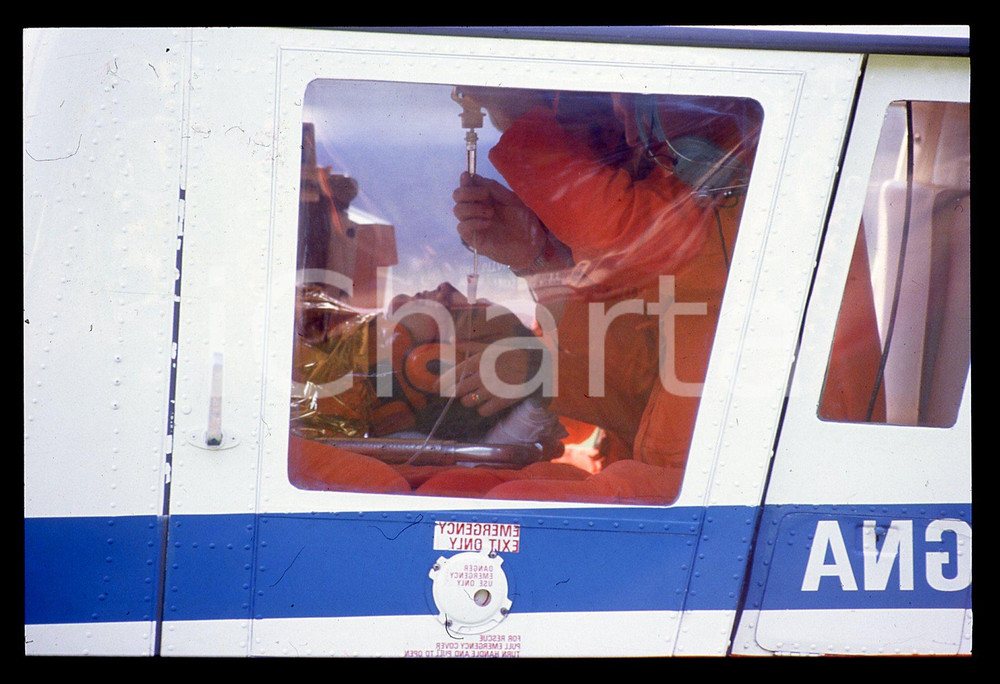 Gerhard BERGER - Incidente F1 GP SAN MARINO 1989 35 mm vintage slide 22 Diapositiva d'epoca, in formato 35 mm.CONDIZIONI: GOODE' severamente vietata la riproduzione. Tutti i diritti sono riservati.ICharta mette in vendita, sul negozio eBay e in esclusiva sul sito "icharta" il proprio archivio composto da numerose diapositive e negativi fotografici d'epoca, tutti originali e autentici, che attraversano la storia del costume italiano tra gli la fine degli anni Sessanta e Novanta.Si tratta di uno sguardo inedito sull'attualità, la politica, la vita quotidiana, il gossip e la cultura, che fotografa il cambiamento della nazione in quest'ultimo scorcio del XX secolo. Un'occasione unica per il mercato del collezionismo, che vede finalmente disponibile un archivio eccezionale per vastità, tematiche e condizioni, in un settore (il negativo fotografico e la diapositiva) di assoluta novità e dalle interessanti prospettive di investimento.  GOOD/buono   originale e autentica 1