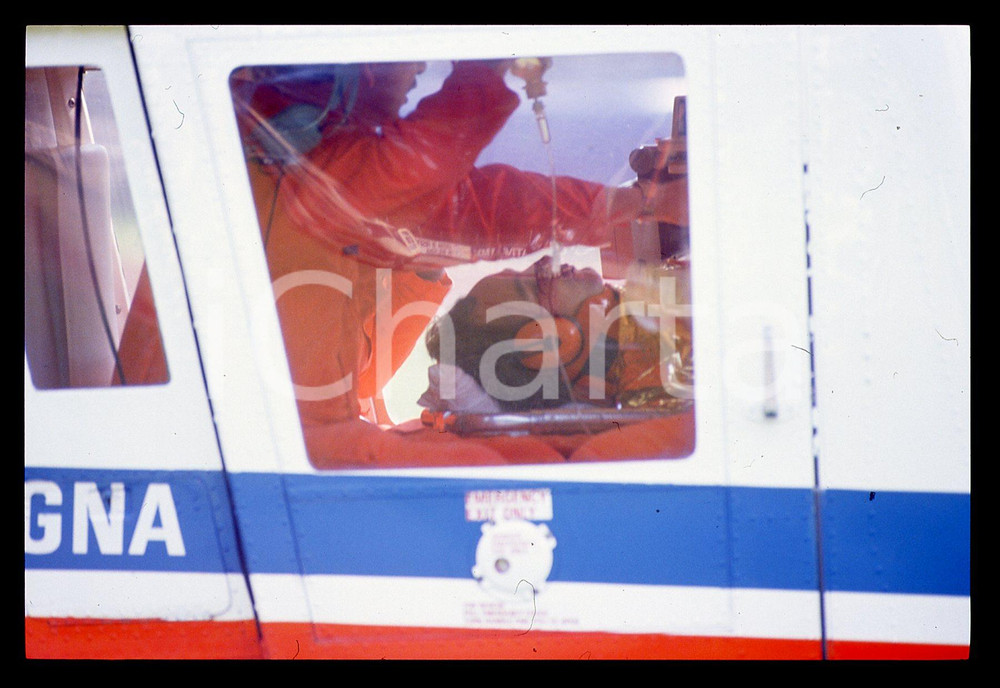 Gerhard BERGER - Incidente F1 GP SAN MARINO 1989 35 mm vintage slide 23 Diapositiva d'epoca, in formato 35 mm.CONDIZIONI: GOODE' severamente vietata la riproduzione. Tutti i diritti sono riservati. ICharta mette in vendita, sul negozio eBay e in esclusiva sul sito "icharta" il proprio archivio composto da numerose diapositive e negativi fotografici d'epoca, tutti originali e autentici, che attraversano la storia del costume italiano tra gli la fine degli anni Sessanta e Novanta.Si tratta di uno sguardo inedito sull'attualità, la politica, la vita quotidiana, il gossip e la cultura, che fotografa il cambiamento della nazione in quest'ultimo scorcio del XX secolo. Un'occasione unica per il mercato del collezionismo, che vede finalmente disponibile un archivio eccezionale per vastità, tematiche e condizioni, in un settore (il negativo fotografico e la diapositiva) di assoluta novità e dalle interessanti prospettive di investimento.  GOOD/buono   originale e autentica 1