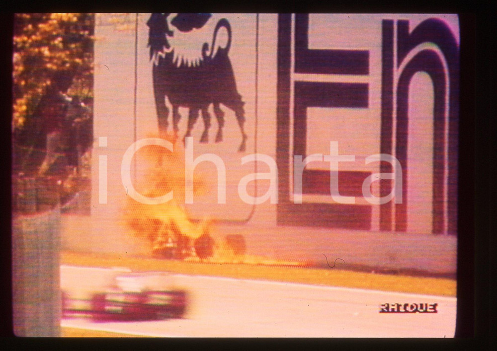 Gerhard BERGER - Incidente F1 GP SAN MARINO 1989 35 mm vintage slide 31 Diapositiva d'epoca, in formato 35 mm.CONDIZIONI: GOODE' severamente vietata la riproduzione. Tutti i diritti sono riservati.Nella diapositiva ICharta mette in vendita, sul negozio eBay e in esclusiva sul sito "icharta" il proprio archivio composto da numerose diapositive e negativi fotografici d'epoca, tutti originali e autentici, che attraversano la storia del costume italiano tra gli la fine degli anni Sessanta e Novanta.Si tratta di uno sguardo inedito sull'attualit&agrave;, la politica, la vita quotidiana, il gossip e la cultura, che fotografa il cambiamento della nazione in quest'ultimo scorcio del XX secolo. Un'occasione unica per il mercato del collezionismo, che vede finalmente disponibile un archivio eccezionale per vastit&agrave;, tematiche e condizioni, in un settore (il negativo fotografico e la diapositiva) di assoluta novit&agrave; e dalle interessanti prospettive di investimento.  GOOD/buono   originale e autentica 1