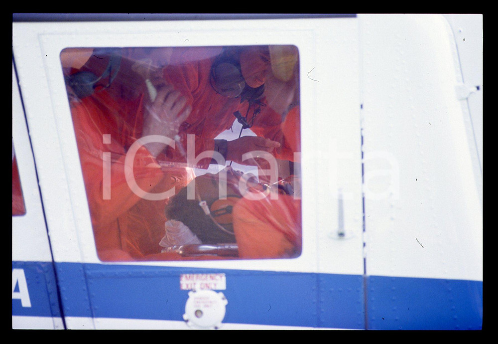 Gerhard BERGER - Incidente F1 GP SAN MARINO 1989 35 mm vintage slide 36 Diapositiva d'epoca, in formato 35 mm.CONDIZIONI: GOODE' severamente vietata la riproduzione. Tutti i diritti sono riservati.ICharta mette in vendita, sul negozio eBay e in esclusiva sul sito "icharta" il proprio archivio composto da numerose diapositive e negativi fotografici d'epoca, tutti originali e autentici, che attraversano la storia del costume italiano tra gli la fine degli anni Sessanta e Novanta.Si tratta di uno sguardo inedito sull'attualità, la politica, la vita quotidiana, il gossip e la cultura, che fotografa il cambiamento della nazione in quest'ultimo scorcio del XX secolo. Un'occasione unica per il mercato del collezionismo, che vede finalmente disponibile un archivio eccezionale per vastità, tematiche e condizioni, in un settore (il negativo fotografico e la diapositiva) di assoluta novità e dalle interessanti prospettive di investimento.  GOOD/buono   originale e autentica 1