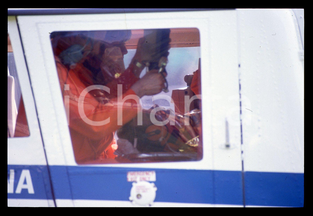 Gerhard BERGER - Incidente F1 GP SAN MARINO 1989 35 mm vintage slide 35 Diapositiva d'epoca, in formato 35 mm.CONDIZIONI: GOODE' severamente vietata la riproduzione. Tutti i diritti sono riservati. ICharta mette in vendita, sul negozio eBay e in esclusiva sul sito "icharta" il proprio archivio composto da numerose diapositive e negativi fotografici d'epoca, tutti originali e autentici, che attraversano la storia del costume italiano tra gli la fine degli anni Sessanta e Novanta.Si tratta di uno sguardo inedito sull'attualità, la politica, la vita quotidiana, il gossip e la cultura, che fotografa il cambiamento della nazione in quest'ultimo scorcio del XX secolo. Un'occasione unica per il mercato del collezionismo, che vede finalmente disponibile un archivio eccezionale per vastità, tematiche e condizioni, in un settore (il negativo fotografico e la diapositiva) di assoluta novità e dalle interessanti prospettive di investimento.  GOOD/buono   originale e autentica 1