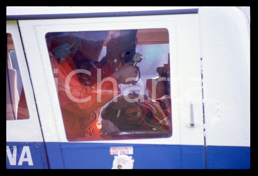 Gerhard BERGER - Incidente F1 GP SAN MARINO 1989 35 mm vintage slide 37 Diapositiva d'epoca, in formato 35 mm.CONDIZIONI: GOODE' severamente vietata la riproduzione. Tutti i diritti sono riservati. ICharta mette in vendita, sul negozio eBay e in esclusiva sul sito "icharta" il proprio archivio composto da numerose diapositive e negativi fotografici d'epoca, tutti originali e autentici, che attraversano la storia del costume italiano tra gli la fine degli anni Sessanta e Novanta.Si tratta di uno sguardo inedito sull'attualità, la politica, la vita quotidiana, il gossip e la cultura, che fotografa il cambiamento della nazione in quest'ultimo scorcio del XX secolo. Un'occasione unica per il mercato del collezionismo, che vede finalmente disponibile un archivio eccezionale per vastità, tematiche e condizioni, in un settore (il negativo fotografico e la diapositiva) di assoluta novità e dalle interessanti prospettive di investimento.  GOOD/buono   originale e autentica 1