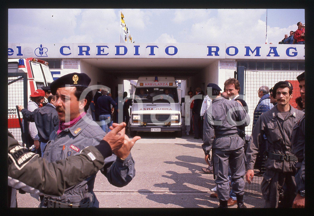 Gerhard BERGER - Incidente F1 GP SAN MARINO 1989 35 mm vintage slide 38 Diapositiva d'epoca, in formato 35 mm.CONDIZIONI: GOODE' severamente vietata la riproduzione. Tutti i diritti sono riservati. ICharta mette in vendita, sul negozio eBay e in esclusiva sul sito "icharta" il proprio archivio composto da numerose diapositive e negativi fotografici d'epoca, tutti originali e autentici, che attraversano la storia del costume italiano tra gli la fine degli anni Sessanta e Novanta.Si tratta di uno sguardo inedito sull'attualità, la politica, la vita quotidiana, il gossip e la cultura, che fotografa il cambiamento della nazione in quest'ultimo scorcio del XX secolo. Un'occasione unica per il mercato del collezionismo, che vede finalmente disponibile un archivio eccezionale per vastità, tematiche e condizioni, in un settore (il negativo fotografico e la diapositiva) di assoluta novità e dalle interessanti prospettive di investimento.  GOOD/buono   originale e autentica 1