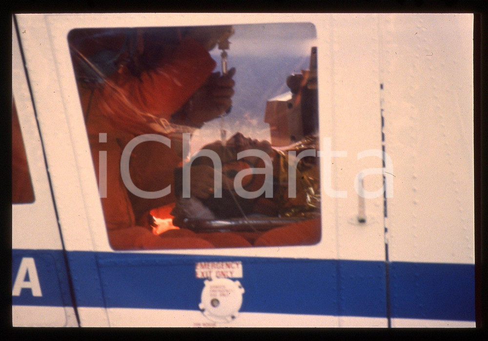 Gerhard BERGER - Incidente F1 GP SAN MARINO 1989 35 mm vintage slide 39 Diapositiva d'epoca, in formato 35 mm.CONDIZIONI: GOODE' severamente vietata la riproduzione. Tutti i diritti sono riservati.ICharta mette in vendita, sul negozio eBay e in esclusiva sul sito "icharta" il proprio archivio composto da numerose diapositive e negativi fotografici d'epoca, tutti originali e autentici, che attraversano la storia del costume italiano tra gli la fine degli anni Sessanta e Novanta.Si tratta di uno sguardo inedito sull'attualità, la politica, la vita quotidiana, il gossip e la cultura, che fotografa il cambiamento della nazione in quest'ultimo scorcio del XX secolo. Un'occasione unica per il mercato del collezionismo, che vede finalmente disponibile un archivio eccezionale per vastità, tematiche e condizioni, in un settore (il negativo fotografico e la diapositiva) di assoluta novità e dalle interessanti prospettive di investimento.  GOOD/buono   originale e autentica 1
