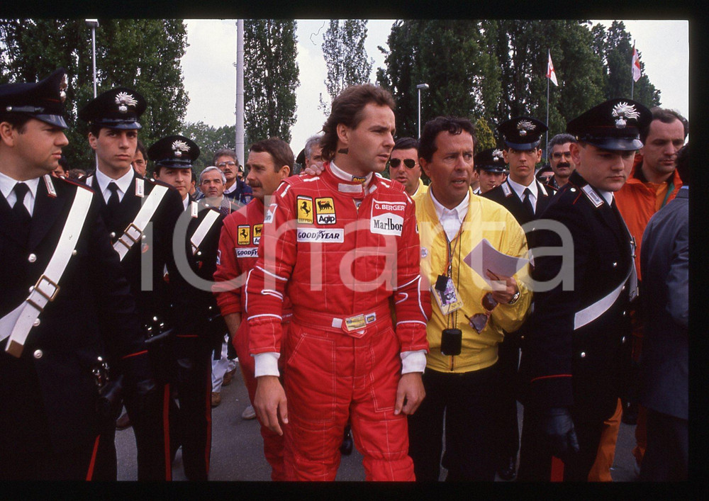 Gerhard BERGER Nigel MANSELL Cesare FIORIO FERRARI 1990 ca 35 mm vintage slide 2 Diapositiva d'epoca, in formato 35 mm.CONDIZIONI: GOODE' severamente vietata la riproduzione. Tutti i diritti sono riservati.ICharta mette in vendita, sul negozio eBay e in esclusiva sul sito "icharta" il proprio archivio composto da numerose diapositive e negativi fotografici d'epoca, tutti originali e autentici, che attraversano la storia del costume italiano tra gli la fine degli anni Sessanta e Novanta.Si tratta di uno sguardo inedito sull'attualità, la politica, la vita quotidiana, il gossip e la cultura, che fotografa il cambiamento della nazione in quest'ultimo scorcio del XX secolo. Un'occasione unica per il mercato del collezionismo, che vede finalmente disponibile un archivio eccezionale per vastità, tematiche e condizioni, in un settore (il negativo fotografico e la diapositiva) di assoluta novità e dalle interessanti prospettive di investimento.  GOOD/buono   originale e autentica 1
