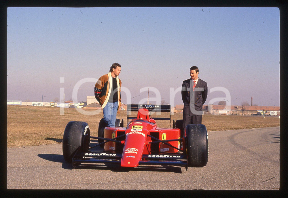 Gerhard BERGER Nigel MANSELL FERRARI 640 F1 FIORANO 1989 35 mm vintage slide 29 Diapositiva d'epoca, in formato 35 mm.CONDIZIONI: GOODE' severamente vietata la riproduzione. Tutti i diritti sono riservati. ICharta mette in vendita, sul negozio eBay e in esclusiva sul sito "icharta" il proprio archivio composto da numerose diapositive e negativi fotografici d'epoca, tutti originali e autentici, che attraversano la storia del costume italiano tra gli la fine degli anni Sessanta e Novanta.Si tratta di uno sguardo inedito sull'attualità, la politica, la vita quotidiana, il gossip e la cultura, che fotografa il cambiamento della nazione in quest'ultimo scorcio del XX secolo. Un'occasione unica per il mercato del collezionismo, che vede finalmente disponibile un archivio eccezionale per vastità, tematiche e condizioni, in un settore (il negativo fotografico e la diapositiva) di assoluta novità e dalle interessanti prospettive di investimento.  GOOD/buono   originale e autentica 1
