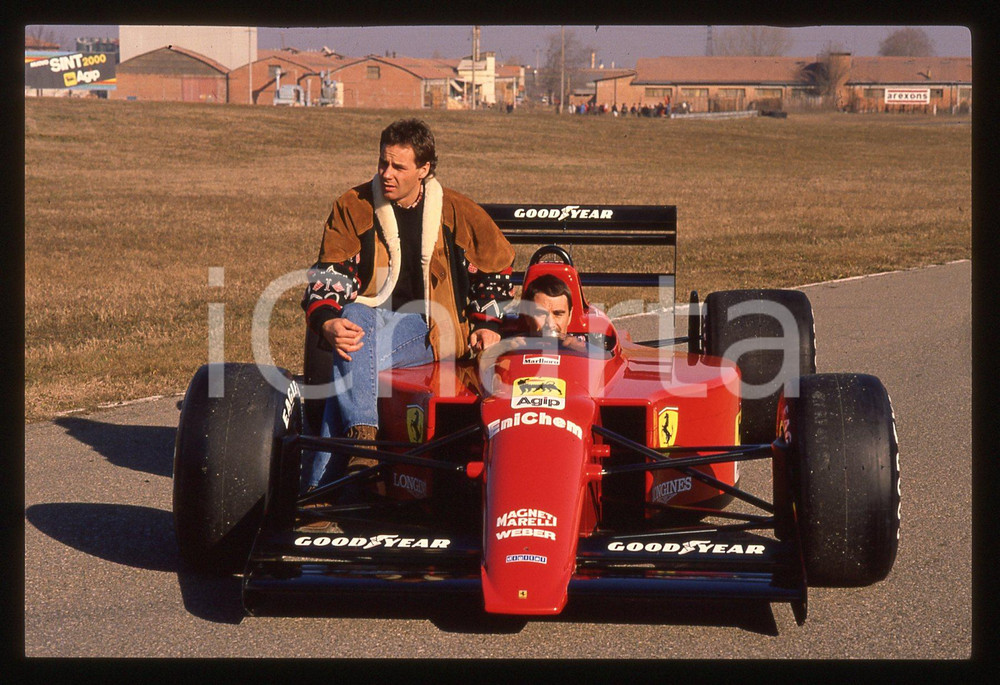 Gerhard BERGER Nigel MANSELL FERRARI 640 F1 FIORANO 1989 35 mm vintage slide 32 Diapositiva d'epoca, in formato 35 mm.CONDIZIONI: GOODE' severamente vietata la riproduzione. Tutti i diritti sono riservati. ICharta mette in vendita, sul negozio eBay e in esclusiva sul sito "icharta" il proprio archivio composto da numerose diapositive e negativi fotografici d'epoca, tutti originali e autentici, che attraversano la storia del costume italiano tra gli la fine degli anni Sessanta e Novanta.Si tratta di uno sguardo inedito sull'attualità, la politica, la vita quotidiana, il gossip e la cultura, che fotografa il cambiamento della nazione in quest'ultimo scorcio del XX secolo. Un'occasione unica per il mercato del collezionismo, che vede finalmente disponibile un archivio eccezionale per vastità, tematiche e condizioni, in un settore (il negativo fotografico e la diapositiva) di assoluta novità e dalle interessanti prospettive di investimento.  GOOD/buono   originale e autentica 1