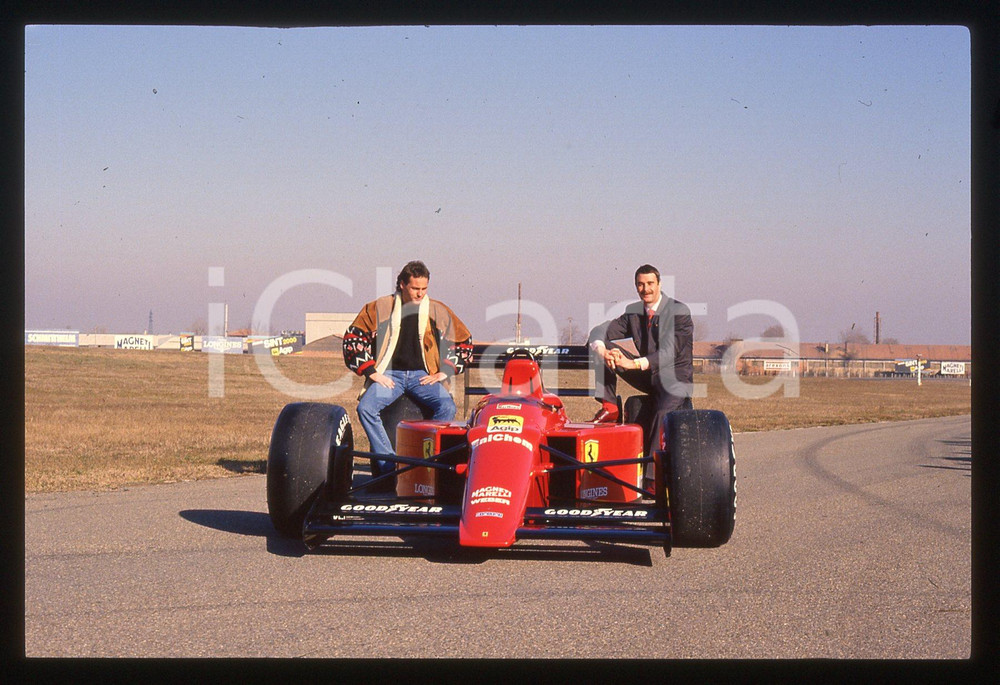 Gerhard BERGER Nigel MANSELL FERRARI 640 F1 FIORANO 1989 35 mm vintage slide 33 Diapositiva d'epoca, in formato 35 mm.CONDIZIONI: GOODE' severamente vietata la riproduzione. Tutti i diritti sono riservati.ICharta mette in vendita, sul negozio eBay e in esclusiva sul sito "icharta" il proprio archivio composto da numerose diapositive e negativi fotografici d'epoca, tutti originali e autentici, che attraversano la storia del costume italiano tra gli la fine degli anni Sessanta e Novanta.Si tratta di uno sguardo inedito sull'attualità, la politica, la vita quotidiana, il gossip e la cultura, che fotografa il cambiamento della nazione in quest'ultimo scorcio del XX secolo. Un'occasione unica per il mercato del collezionismo, che vede finalmente disponibile un archivio eccezionale per vastità, tematiche e condizioni, in un settore (il negativo fotografico e la diapositiva) di assoluta novità e dalle interessanti prospettive di investimento.  GOOD/buono   originale e autentica 1