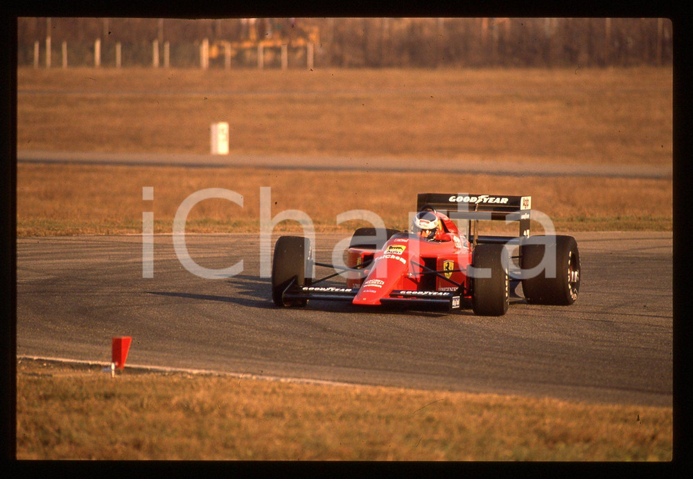 Gerhard BERGER su FERRARI 640 F1 durante GP 1989 35 mm vintage slide 7 Diapositiva d'epoca, in formato 35 mm.CONDIZIONI: GOODE' severamente vietata la riproduzione. Tutti i diritti sono riservati.Nella diapositiva ICharta mette in vendita, sul negozio eBay e in esclusiva sul sito "icharta" il proprio archivio composto da numerose diapositive e negativi fotografici d'epoca, tutti originali e autentici, che attraversano la storia del costume italiano tra gli la fine degli anni Sessanta e Novanta.Si tratta di uno sguardo inedito sull'attualit&agrave;, la politica, la vita quotidiana, il gossip e la cultura, che fotografa il cambiamento della nazione in quest'ultimo scorcio del XX secolo. Un'occasione unica per il mercato del collezionismo, che vede finalmente disponibile un archivio eccezionale per vastit&agrave;, tematiche e condizioni, in un settore (il negativo fotografico e la diapositiva) di assoluta novit&agrave; e dalle interessanti prospettive di investimento.  GOOD/buono   originale e autentica 1
