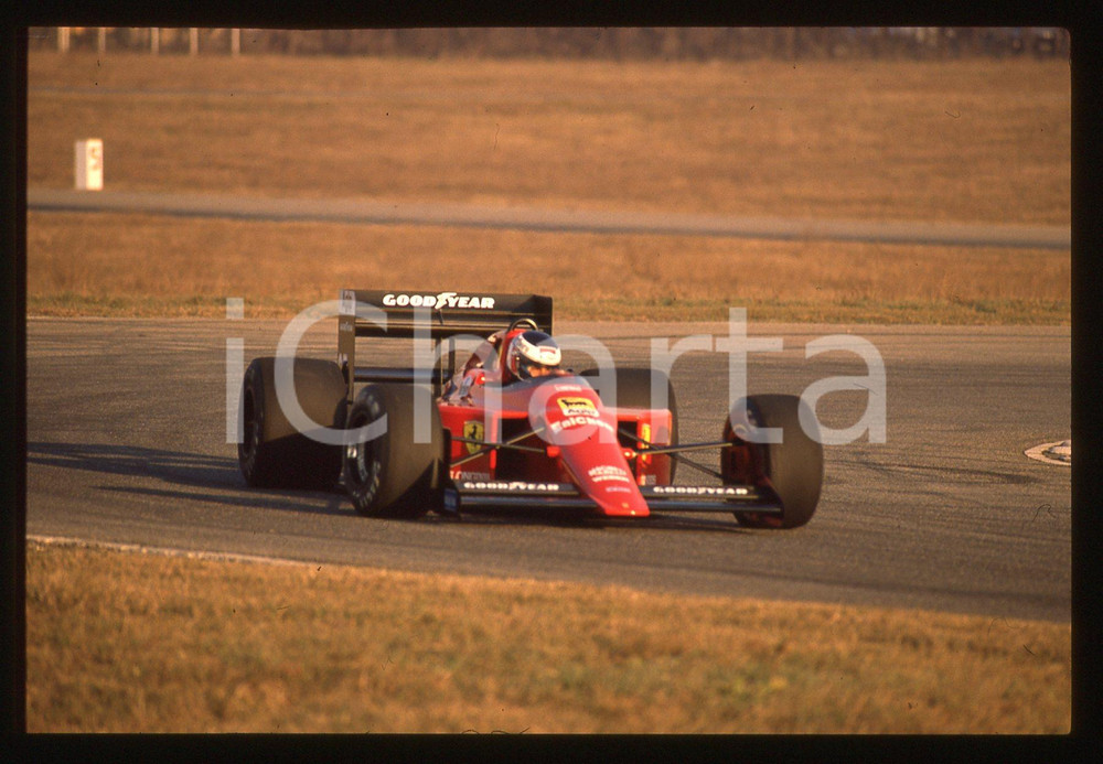 Gerhard BERGER su FERRARI 640 F1 durante GP 1989 35 mm vintage slide 12 Diapositiva d'epoca, in formato 35 mm.CONDIZIONI: GOODE' severamente vietata la riproduzione. Tutti i diritti sono riservati.ICharta mette in vendita, sul negozio eBay e in esclusiva sul sito "icharta" il proprio archivio composto da numerose diapositive e negativi fotografici d'epoca, tutti originali e autentici, che attraversano la storia del costume italiano tra gli la fine degli anni Sessanta e Novanta.Si tratta di uno sguardo inedito sull'attualità, la politica, la vita quotidiana, il gossip e la cultura, che fotografa il cambiamento della nazione in quest'ultimo scorcio del XX secolo. Un'occasione unica per il mercato del collezionismo, che vede finalmente disponibile un archivio eccezionale per vastità, tematiche e condizioni, in un settore (il negativo fotografico e la diapositiva) di assoluta novità e dalle interessanti prospettive di investimento.  GOOD/buono   originale e autentica 1