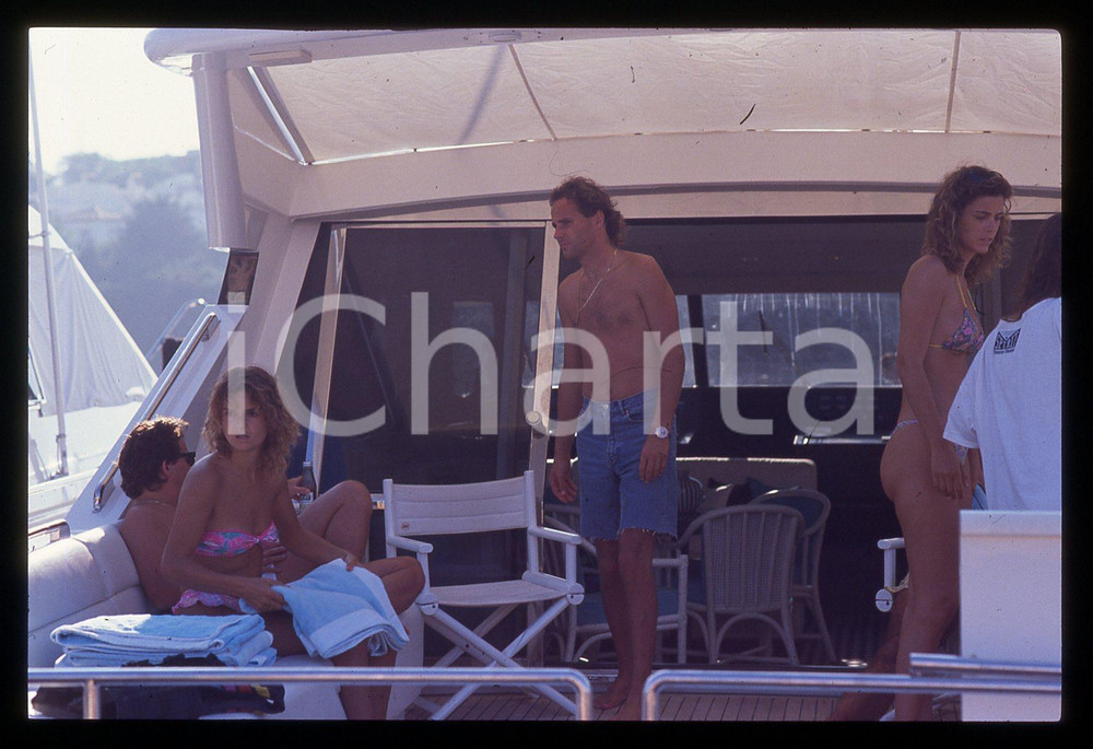 Gerhard BERGER - Pilota F1 - PAPARAZZI 1995 ca 35 mm vintage slide 8 Diapositiva d'epoca, in formato 35 mm.CONDIZIONI: GOODE' severamente vietata la riproduzione. Tutti i diritti sono riservati.ICharta mette in vendita, sul negozio eBay e in esclusiva sul sito "icharta" il proprio archivio composto da numerose diapositive e negativi fotografici d'epoca, tutti originali e autentici, che attraversano la storia del costume italiano tra gli la fine degli anni Sessanta e Novanta.Si tratta di uno sguardo inedito sull'attualità, la politica, la vita quotidiana, il gossip e la cultura, che fotografa il cambiamento della nazione in quest'ultimo scorcio del XX secolo. Un'occasione unica per il mercato del collezionismo, che vede finalmente disponibile un archivio eccezionale per vastità, tematiche e condizioni, in un settore (il negativo fotografico e la diapositiva) di assoluta novità e dalle interessanti prospettive di investimento.  GOOD/buono   originale e autentica 1