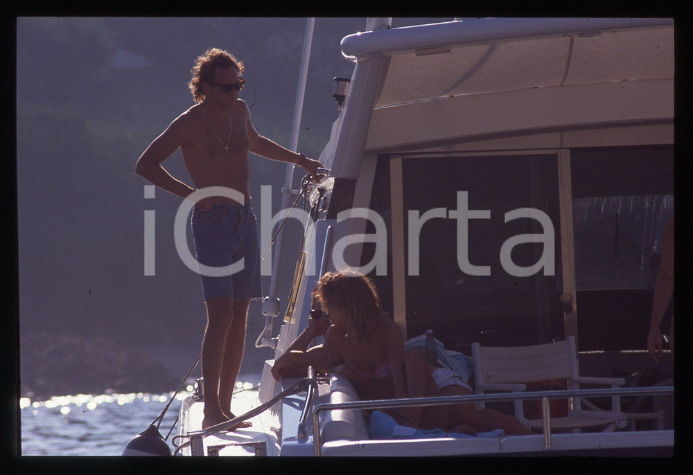 Gerhard BERGER - Pilota F1 - PAPARAZZI 1995 ca 35 mm vintage slide 9 Diapositiva d'epoca, in formato 35 mm.CONDIZIONI: GOODE' severamente vietata la riproduzione. Tutti i diritti sono riservati. ICharta mette in vendita, sul negozio eBay e in esclusiva sul sito "icharta" il proprio archivio composto da numerose diapositive e negativi fotografici d'epoca, tutti originali e autentici, che attraversano la storia del costume italiano tra gli la fine degli anni Sessanta e Novanta.Si tratta di uno sguardo inedito sull'attualità, la politica, la vita quotidiana, il gossip e la cultura, che fotografa il cambiamento della nazione in quest'ultimo scorcio del XX secolo. Un'occasione unica per il mercato del collezionismo, che vede finalmente disponibile un archivio eccezionale per vastità, tematiche e condizioni, in un settore (il negativo fotografico e la diapositiva) di assoluta novità e dalle interessanti prospettive di investimento.  GOOD/buono   originale e autentica 1