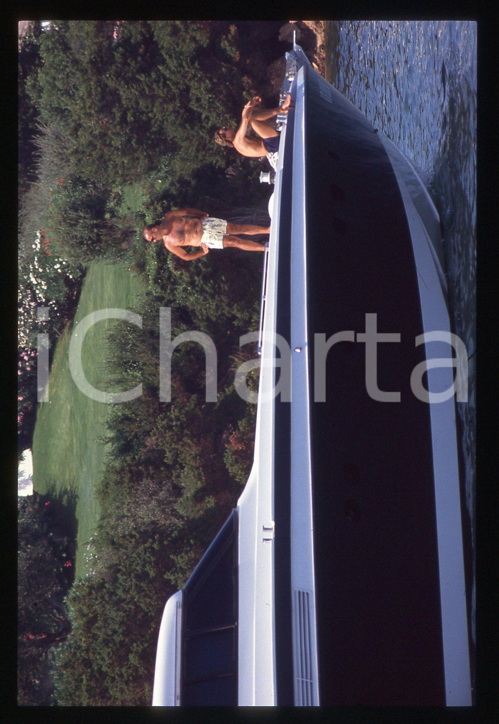 Gerhard BERGER - Pilota F1 - PAPARAZZI 1995 ca 35 mm vintage slide 10 Diapositiva d'epoca, in formato 35 mm.CONDIZIONI: GOODE' severamente vietata la riproduzione. Tutti i diritti sono riservati. ICharta mette in vendita, sul negozio eBay e in esclusiva sul sito "icharta" il proprio archivio composto da numerose diapositive e negativi fotografici d'epoca, tutti originali e autentici, che attraversano la storia del costume italiano tra gli la fine degli anni Sessanta e Novanta.Si tratta di uno sguardo inedito sull'attualità, la politica, la vita quotidiana, il gossip e la cultura, che fotografa il cambiamento della nazione in quest'ultimo scorcio del XX secolo. Un'occasione unica per il mercato del collezionismo, che vede finalmente disponibile un archivio eccezionale per vastità, tematiche e condizioni, in un settore (il negativo fotografico e la diapositiva) di assoluta novità e dalle interessanti prospettive di investimento.  GOOD/buono   originale e autentica 1