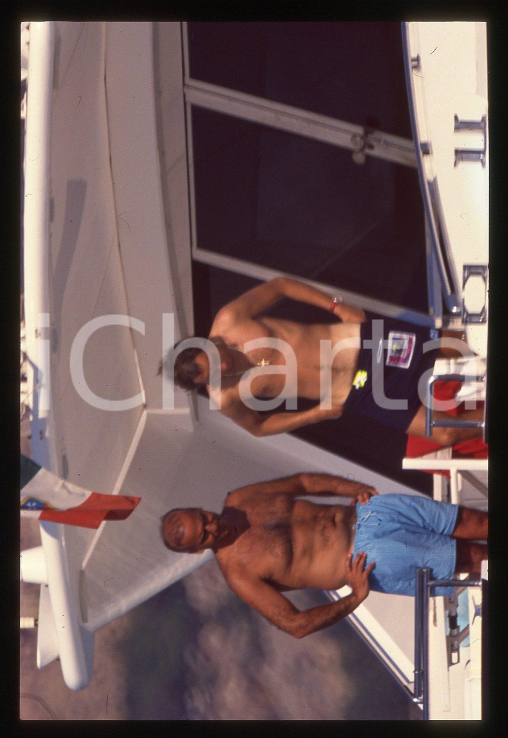 Gerhard BERGER - Pilota F1 - PAPARAZZI 1995 ca 35 mm vintage slide 11 Diapositiva d'epoca, in formato 35 mm.CONDIZIONI: GOODE' severamente vietata la riproduzione. Tutti i diritti sono riservati. ICharta mette in vendita, sul negozio eBay e in esclusiva sul sito "icharta" il proprio archivio composto da numerose diapositive e negativi fotografici d'epoca, tutti originali e autentici, che attraversano la storia del costume italiano tra gli la fine degli anni Sessanta e Novanta.Si tratta di uno sguardo inedito sull'attualità, la politica, la vita quotidiana, il gossip e la cultura, che fotografa il cambiamento della nazione in quest'ultimo scorcio del XX secolo. Un'occasione unica per il mercato del collezionismo, che vede finalmente disponibile un archivio eccezionale per vastità, tematiche e condizioni, in un settore (il negativo fotografico e la diapositiva) di assoluta novità e dalle interessanti prospettive di investimento.  GOOD/buono   originale e autentica 1