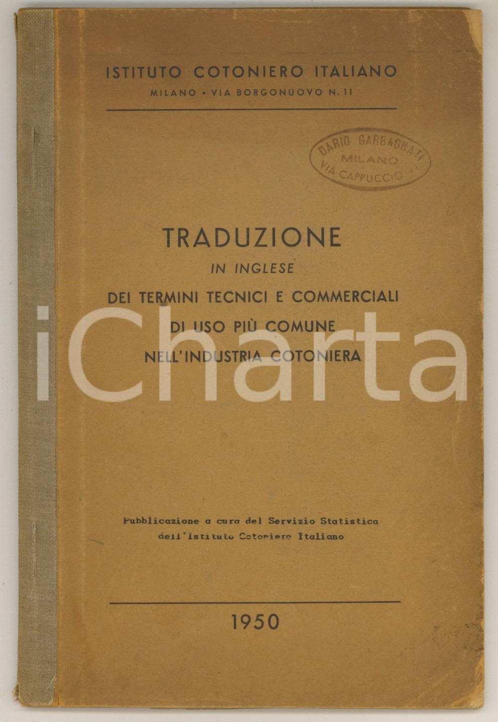 1950 MILANO Istituto Cotoniero Italiano - Traduzione in inglese termini tecnici Pubblicazione originale d'epoca, con copertina flessibile. Titolo completo: "Traduzione in inglese dei termini tecnici e commerciali di uso più comune nell'industria cotoniera".PAGINE: 56FAIR/discreto buone condizioni interne, ma piccoli strappi e mancanze in copertinaFormato: 13x19 cm originale e autentica 0