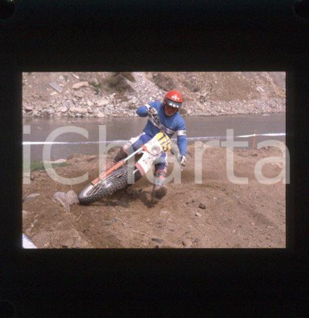1981 NEMBRO (BG) Campionato italiano MOTOCROSS * 35 mm vintage slide (9) Diapositiva d'epoca, in formato 35 mm.CONDIZIONI: GOODE' severamente vietata la riproduzione. Tutti i diritti sono riservati.Nella diapositiva ICharta mette in vendita, sul negozio eBay e in esclusiva sul sito "icharta" il proprio archivio composto da numerose diapositive e negativi fotografici d'epoca, tutti originali e autentici, che attraversano la storia del costume italiano tra gli la fine degli anni Sessanta e Novanta.Si tratta di uno sguardo inedito sull'attualità, la politica, la vita quotidiana, il gossip e la cultura, che fotografa il cambiamento della nazione in quest'ultimo scorcio del XX secolo. Un'occasione unica per il mercato del collezionismo, che vede finalmente disponibile un archivio eccezionale per vastità, tematiche e condizioni, in un settore (il negativo fotografico e la diapositiva) di assoluta novità e dalle interessanti prospettive di investimento.GOOD/buono  originale e autentica 0