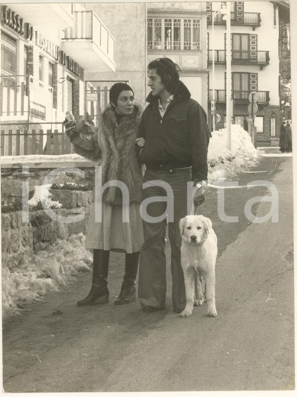 1975 ca COURMAYEUR I RICCHI E POVERI Angela BRAMBATI Marcello BROCHEREL Foto 5 Fotografia originale d'epoca.FORMATO: 18x24 cm  FAIR/discreto piegatura al lato destro e difetti di stampaFormato: 18x24 cm originale e autentica 0