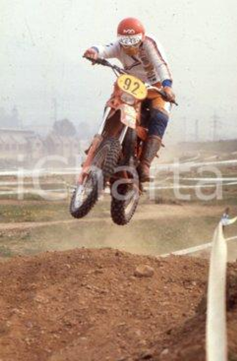 1981 NEMBRO (BG) Campionato italiano MOTOCROSS * 35 mm vintage slide (11) Diapositiva d'epoca, in formato 35 mm.CONDIZIONI: GOODE' severamente vietata la riproduzione. Tutti i diritti sono riservati.Nella diapositiva ICharta mette in vendita, sul negozio eBay e in esclusiva sul sito "icharta" il proprio archivio composto da numerose diapositive e negativi fotografici d'epoca, tutti originali e autentici, che attraversano la storia del costume italiano tra gli la fine degli anni Sessanta e Novanta.Si tratta di uno sguardo inedito sull'attualità, la politica, la vita quotidiana, il gossip e la cultura, che fotografa il cambiamento della nazione in quest'ultimo scorcio del XX secolo. Un'occasione unica per il mercato del collezionismo, che vede finalmente disponibile un archivio eccezionale per vastità, tematiche e condizioni, in un settore (il negativo fotografico e la diapositiva) di assoluta novità e dalle interessanti prospettive di investimento.GOOD/buono  originale e autentica 0