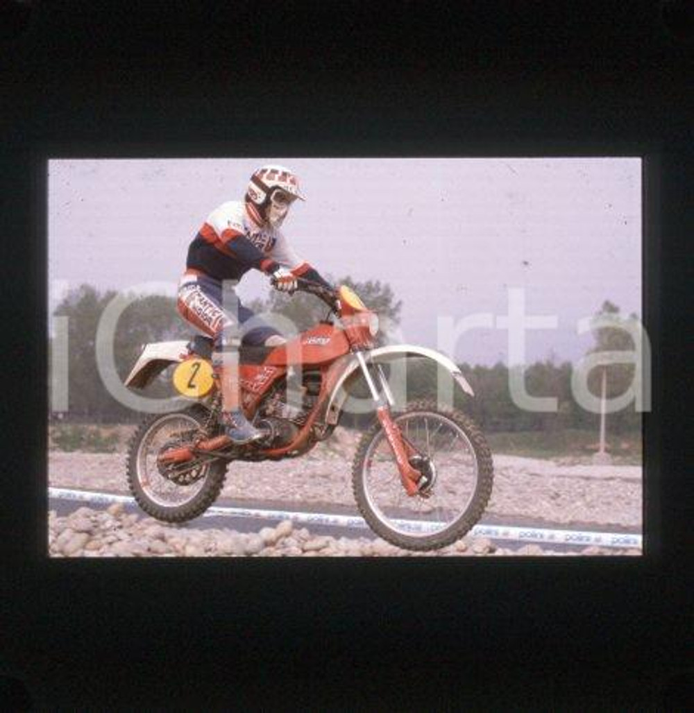 1981 NEMBRO (BG) Campionato italiano MOTOCROSS * 35 mm vintage slide (12) Diapositiva d'epoca, in formato 35 mm.CONDIZIONI: GOODE' severamente vietata la riproduzione. Tutti i diritti sono riservati.Nella diapositiva ICharta mette in vendita, sul negozio eBay e in esclusiva sul sito "icharta" il proprio archivio composto da numerose diapositive e negativi fotografici d'epoca, tutti originali e autentici, che attraversano la storia del costume italiano tra gli la fine degli anni Sessanta e Novanta.Si tratta di uno sguardo inedito sull'attualità, la politica, la vita quotidiana, il gossip e la cultura, che fotografa il cambiamento della nazione in quest'ultimo scorcio del XX secolo. Un'occasione unica per il mercato del collezionismo, che vede finalmente disponibile un archivio eccezionale per vastità, tematiche e condizioni, in un settore (il negativo fotografico e la diapositiva) di assoluta novità e dalle interessanti prospettive di investimento.GOOD/buono  originale e autentica 0