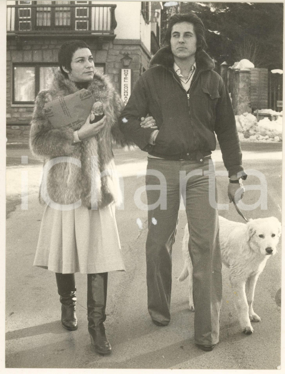 1975 ca COURMAYEUR I RICCHI E POVERI Angela BRAMBATI Marcello BROCHEREL Foto 9 Fotografia originale d'epoca.FORMATO: 18x24 cm  POOR/danneggiato piccola piegatura angolare; residui cartacei centraliFormato: 18x24 cm originale e autentica 0