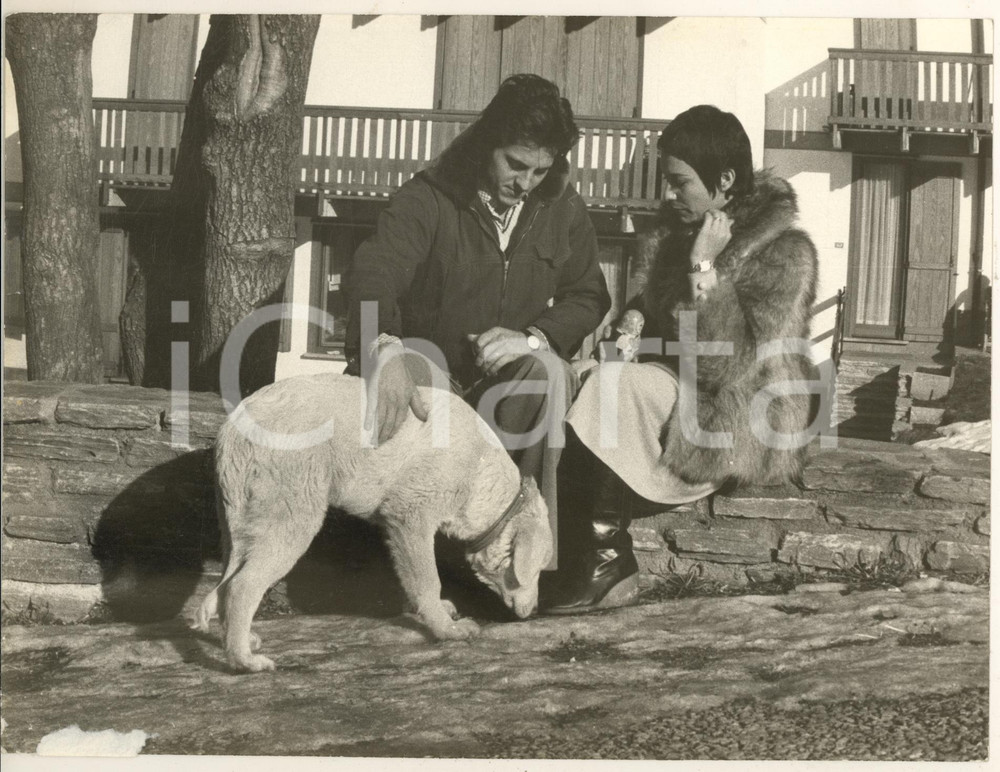 Fotografia d epoca originale 1975 ca COURMAYEUR I RICCHI E POVERI Angela BRAMBATI Marcello BROCHEREL Foto 11 1