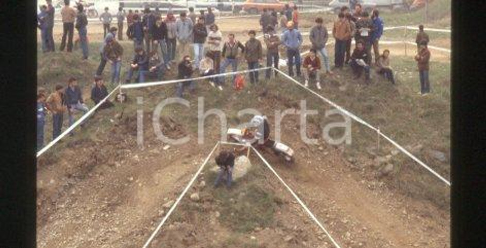 1981 NEMBRO (BG) Campionato italiano MOTOCROSS * 35 mm vintage slide (13) Diapositiva d'epoca, in formato 35 mm.CONDIZIONI: GOODE' severamente vietata la riproduzione. Tutti i diritti sono riservati.Nella diapositiva ICharta mette in vendita, sul negozio eBay e in esclusiva sul sito "icharta" il proprio archivio composto da numerose diapositive e negativi fotografici d'epoca, tutti originali e autentici, che attraversano la storia del costume italiano tra gli la fine degli anni Sessanta e Novanta.Si tratta di uno sguardo inedito sull'attualità, la politica, la vita quotidiana, il gossip e la cultura, che fotografa il cambiamento della nazione in quest'ultimo scorcio del XX secolo. Un'occasione unica per il mercato del collezionismo, che vede finalmente disponibile un archivio eccezionale per vastità, tematiche e condizioni, in un settore (il negativo fotografico e la diapositiva) di assoluta novità e dalle interessanti prospettive di investimento.GOOD/buono  originale e autentica 0