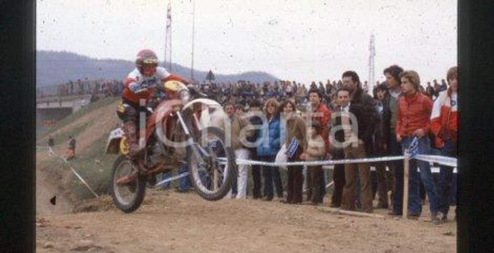 1981 NEMBRO Pietro GAGNI Campionato italiano MOTOCROSS * 35 mm vintage slide Diapositiva d'epoca, in formato 35 mm.CONDIZIONI: GOODE' severamente vietata la riproduzione. Tutti i diritti sono riservati.Nella diapositiva ICharta mette in vendita, sul negozio eBay e in esclusiva sul sito "icharta" il proprio archivio composto da numerose diapositive e negativi fotografici d'epoca, tutti originali e autentici, che attraversano la storia del costume italiano tra gli la fine degli anni Sessanta e Novanta.Si tratta di uno sguardo inedito sull'attualità, la politica, la vita quotidiana, il gossip e la cultura, che fotografa il cambiamento della nazione in quest'ultimo scorcio del XX secolo. Un'occasione unica per il mercato del collezionismo, che vede finalmente disponibile un archivio eccezionale per vastità, tematiche e condizioni, in un settore (il negativo fotografico e la diapositiva) di assoluta novità e dalle interessanti prospettive di investimento.GOOD/buono  originale e autentica 0