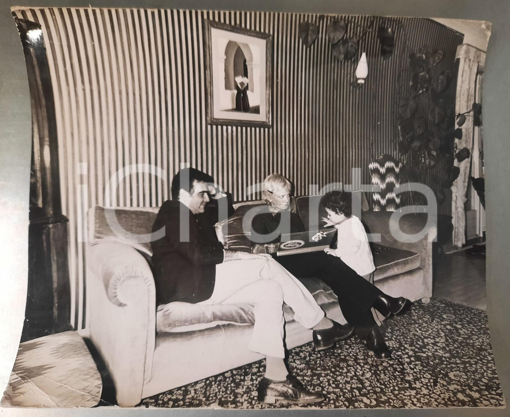 Fotografia d epoca originale 1970 ca COSTUME ITALIA Rita PAVONE Teddy RENO con il figlio Foto 30x20 cm 1
