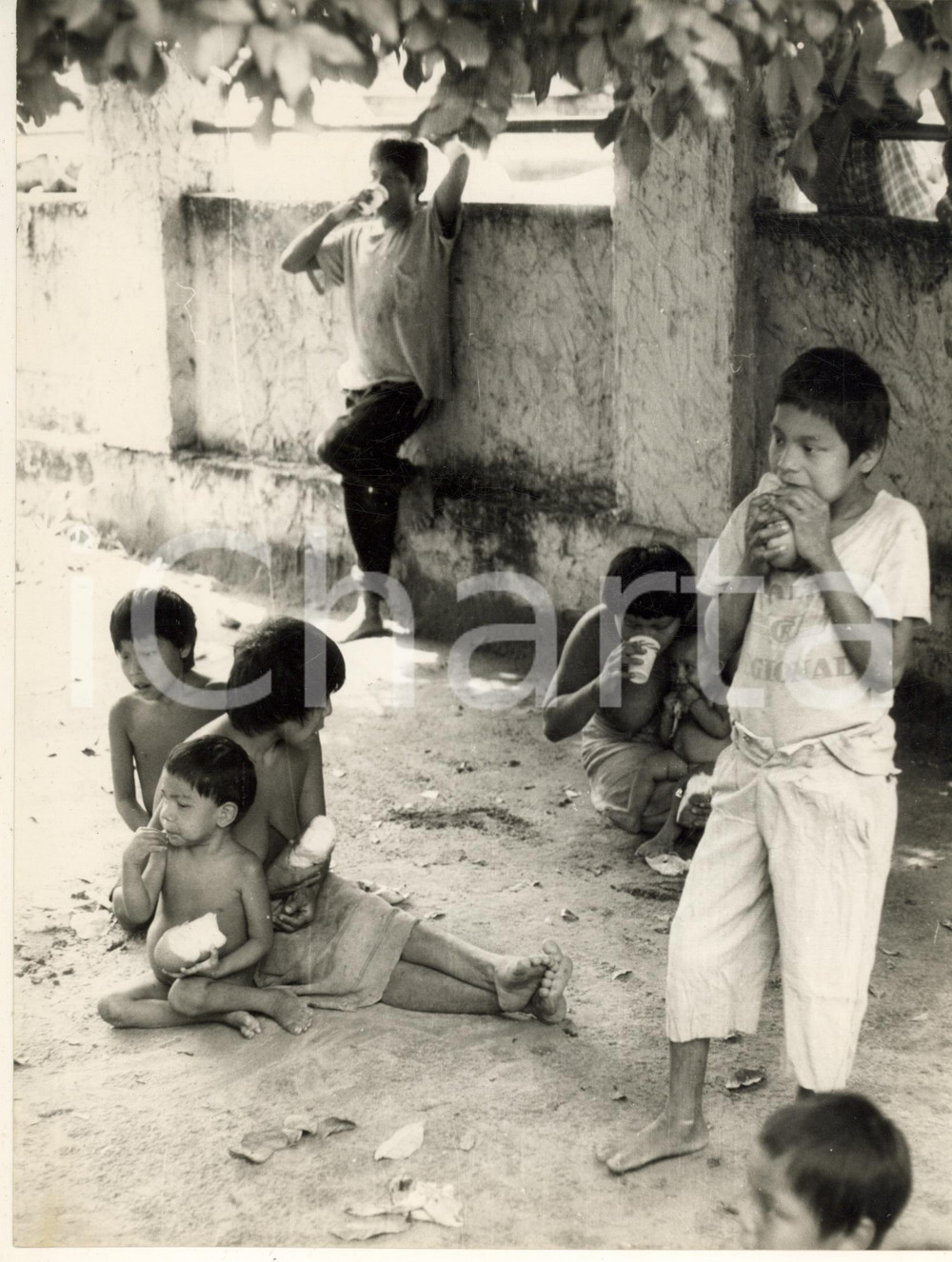 Fotografia d epoca originale 1970 ca COSTUME VENEZUELA Bambini indios mangiano in strada Foto 21x27 cm 1