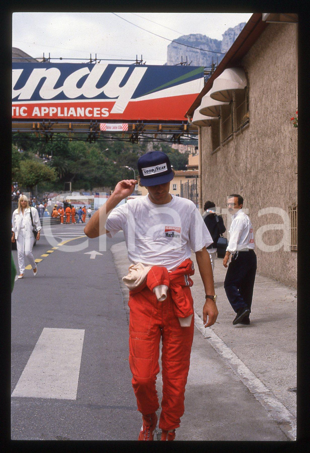 Gerhard BERGER - F1 Pilota scuderia FERRARI - 1995 ca 35 mm vintage slide 167 Diapositiva d'epoca, in formato 35 mm.CONDIZIONI: GOODE' severamente vietata la riproduzione. Tutti i diritti sono riservati. ICharta mette in vendita, sul negozio eBay e in esclusiva sul sito "icharta" il proprio archivio composto da numerose diapositive e negativi fotografici d'epoca, tutti originali e autentici, che attraversano la storia del costume italiano tra gli la fine degli anni Sessanta e Novanta.Si tratta di uno sguardo inedito sull'attualità, la politica, la vita quotidiana, il gossip e la cultura, che fotografa il cambiamento della nazione in quest'ultimo scorcio del XX secolo. Un'occasione unica per il mercato del collezionismo, che vede finalmente disponibile un archivio eccezionale per vastità, tematiche e condizioni, in un settore (il negativo fotografico e la diapositiva) di assoluta novità e dalle interessanti prospettive di investimento.  GOOD/buono   originale e autentica 1