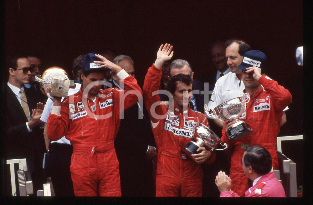 Gerhard BERGER Alain PROST Michele ALBORETO - GP MONACO 1988 35 mm vintage slide Diapositiva d'epoca, in formato 35 mm.CONDIZIONI: GOODE' severamente vietata la riproduzione. Tutti i diritti sono riservati. ICharta mette in vendita, sul negozio eBay e in esclusiva sul sito "icharta" il proprio archivio composto da numerose diapositive e negativi fotografici d'epoca, tutti originali e autentici, che attraversano la storia del costume italiano tra gli la fine degli anni Sessanta e Novanta.Si tratta di uno sguardo inedito sull'attualità, la politica, la vita quotidiana, il gossip e la cultura, che fotografa il cambiamento della nazione in quest'ultimo scorcio del XX secolo. Un'occasione unica per il mercato del collezionismo, che vede finalmente disponibile un archivio eccezionale per vastità, tematiche e condizioni, in un settore (il negativo fotografico e la diapositiva) di assoluta novità e dalle interessanti prospettive di investimento.  GOOD/buono   originale e autentica 1