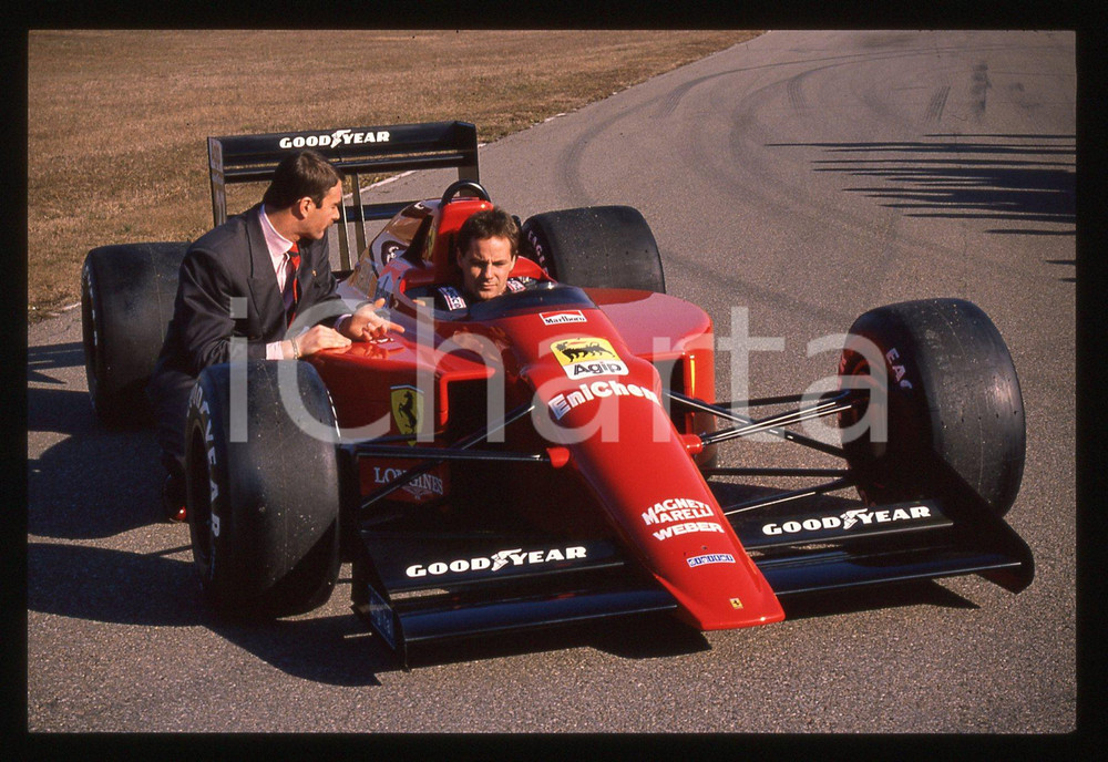 Gerhard BERGER Nigel MANSELL FERRARI 640 F1 FIORANO 1989 35 mm vintage slide 36 Diapositiva d'epoca, in formato 35 mm.CONDIZIONI: GOODE' severamente vietata la riproduzione. Tutti i diritti sono riservati. ICharta mette in vendita, sul negozio eBay e in esclusiva sul sito "icharta" il proprio archivio composto da numerose diapositive e negativi fotografici d'epoca, tutti originali e autentici, che attraversano la storia del costume italiano tra gli la fine degli anni Sessanta e Novanta.Si tratta di uno sguardo inedito sull'attualità, la politica, la vita quotidiana, il gossip e la cultura, che fotografa il cambiamento della nazione in quest'ultimo scorcio del XX secolo. Un'occasione unica per il mercato del collezionismo, che vede finalmente disponibile un archivio eccezionale per vastità, tematiche e condizioni, in un settore (il negativo fotografico e la diapositiva) di assoluta novità e dalle interessanti prospettive di investimento.  GOOD/buono   originale e autentica 1