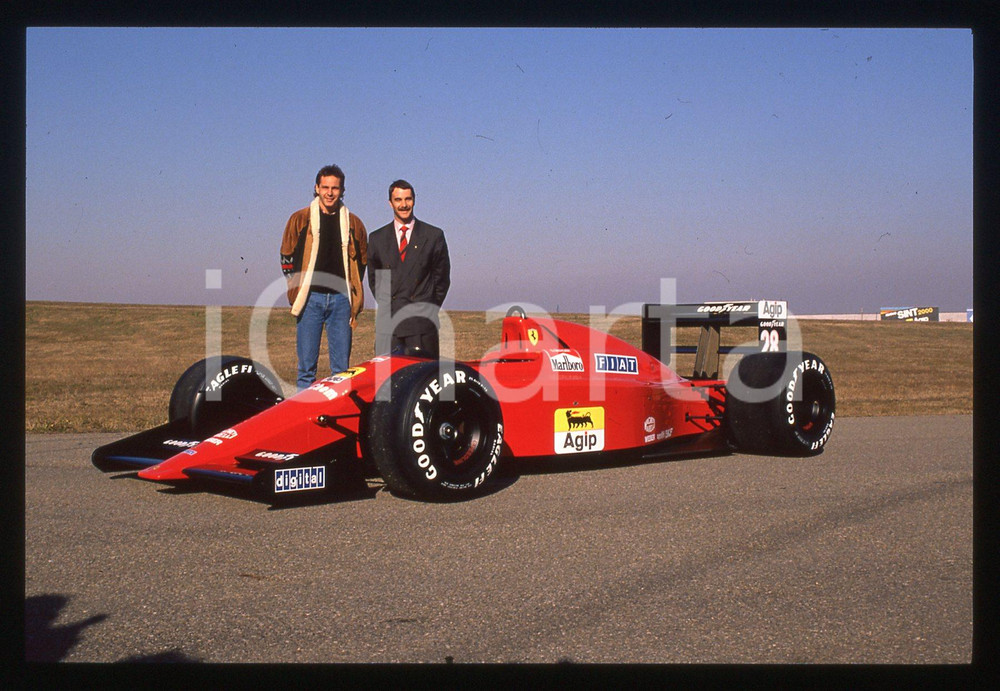 Gerhard BERGER Nigel MANSELL FERRARI 640 F1 FIORANO 1989 35 mm vintage slide 37 Diapositiva d'epoca, in formato 35 mm.CONDIZIONI: GOODE' severamente vietata la riproduzione. Tutti i diritti sono riservati. ICharta mette in vendita, sul negozio eBay e in esclusiva sul sito "icharta" il proprio archivio composto da numerose diapositive e negativi fotografici d'epoca, tutti originali e autentici, che attraversano la storia del costume italiano tra gli la fine degli anni Sessanta e Novanta.Si tratta di uno sguardo inedito sull'attualità, la politica, la vita quotidiana, il gossip e la cultura, che fotografa il cambiamento della nazione in quest'ultimo scorcio del XX secolo. Un'occasione unica per il mercato del collezionismo, che vede finalmente disponibile un archivio eccezionale per vastità, tematiche e condizioni, in un settore (il negativo fotografico e la diapositiva) di assoluta novità e dalle interessanti prospettive di investimento.  GOOD/buono   originale e autentica 1