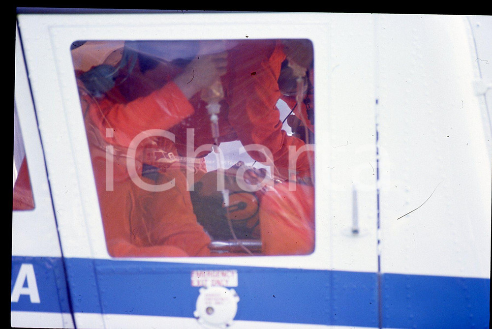 Gerhard BERGER - Incidente F1 GP SAN MARINO 1989 35 mm vintage slide 40 Diapositiva d'epoca, in formato 35 mm.CONDIZIONI: GOODE' severamente vietata la riproduzione. Tutti i diritti sono riservati.ICharta mette in vendita, sul negozio eBay e in esclusiva sul sito "icharta" il proprio archivio composto da numerose diapositive e negativi fotografici d'epoca, tutti originali e autentici, che attraversano la storia del costume italiano tra gli la fine degli anni Sessanta e Novanta.Si tratta di uno sguardo inedito sull'attualità, la politica, la vita quotidiana, il gossip e la cultura, che fotografa il cambiamento della nazione in quest'ultimo scorcio del XX secolo. Un'occasione unica per il mercato del collezionismo, che vede finalmente disponibile un archivio eccezionale per vastità, tematiche e condizioni, in un settore (il negativo fotografico e la diapositiva) di assoluta novità e dalle interessanti prospettive di investimento.  GOOD/buono   originale e autentica 1