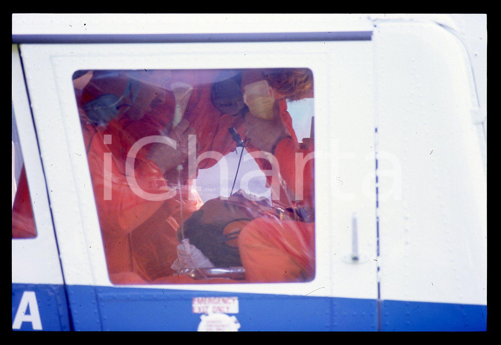 Gerhard BERGER - Incidente F1 GP SAN MARINO 1989 35 mm vintage slide 41 Diapositiva d'epoca, in formato 35 mm.CONDIZIONI: GOODE' severamente vietata la riproduzione. Tutti i diritti sono riservati.ICharta mette in vendita, sul negozio eBay e in esclusiva sul sito "icharta" il proprio archivio composto da numerose diapositive e negativi fotografici d'epoca, tutti originali e autentici, che attraversano la storia del costume italiano tra gli la fine degli anni Sessanta e Novanta.Si tratta di uno sguardo inedito sull'attualità, la politica, la vita quotidiana, il gossip e la cultura, che fotografa il cambiamento della nazione in quest'ultimo scorcio del XX secolo. Un'occasione unica per il mercato del collezionismo, che vede finalmente disponibile un archivio eccezionale per vastità, tematiche e condizioni, in un settore (il negativo fotografico e la diapositiva) di assoluta novità e dalle interessanti prospettive di investimento.  GOOD/buono   originale e autentica 1