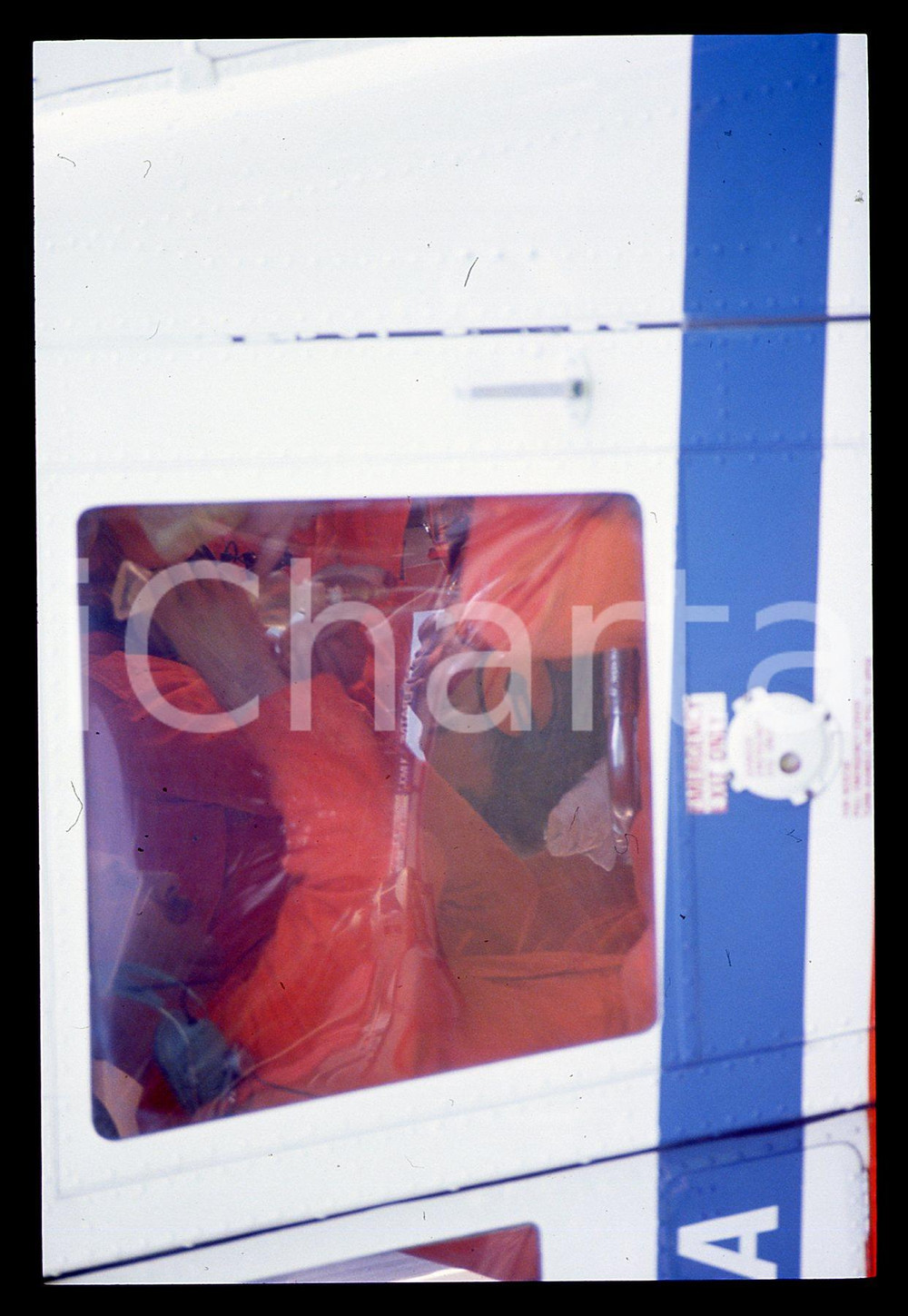 Gerhard BERGER - Incidente F1 GP SAN MARINO 1989 35 mm vintage slide 42 Diapositiva d'epoca, in formato 35 mm.CONDIZIONI: GOODE' severamente vietata la riproduzione. Tutti i diritti sono riservati.ICharta mette in vendita, sul negozio eBay e in esclusiva sul sito "icharta" il proprio archivio composto da numerose diapositive e negativi fotografici d'epoca, tutti originali e autentici, che attraversano la storia del costume italiano tra gli la fine degli anni Sessanta e Novanta.Si tratta di uno sguardo inedito sull'attualità, la politica, la vita quotidiana, il gossip e la cultura, che fotografa il cambiamento della nazione in quest'ultimo scorcio del XX secolo. Un'occasione unica per il mercato del collezionismo, che vede finalmente disponibile un archivio eccezionale per vastità, tematiche e condizioni, in un settore (il negativo fotografico e la diapositiva) di assoluta novità e dalle interessanti prospettive di investimento.  GOOD/buono   originale e autentica 1