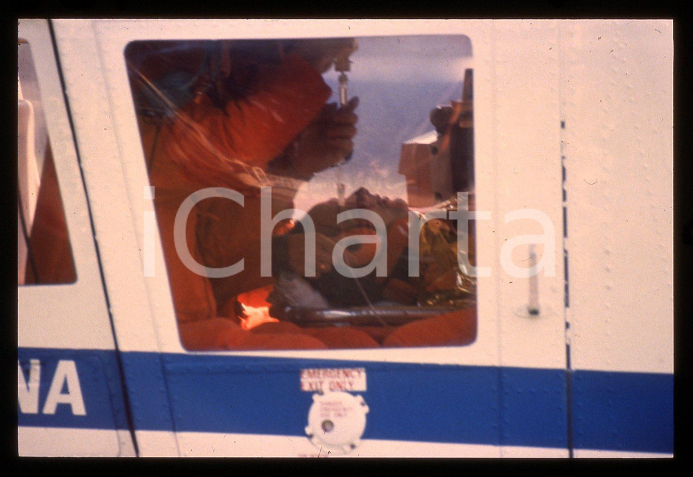 Gerhard BERGER - Incidente F1 GP SAN MARINO 1989 35 mm vintage slide 43 Diapositiva d'epoca, in formato 35 mm.CONDIZIONI: GOODE' severamente vietata la riproduzione. Tutti i diritti sono riservati. ICharta mette in vendita, sul negozio eBay e in esclusiva sul sito "icharta" il proprio archivio composto da numerose diapositive e negativi fotografici d'epoca, tutti originali e autentici, che attraversano la storia del costume italiano tra gli la fine degli anni Sessanta e Novanta.Si tratta di uno sguardo inedito sull'attualità, la politica, la vita quotidiana, il gossip e la cultura, che fotografa il cambiamento della nazione in quest'ultimo scorcio del XX secolo. Un'occasione unica per il mercato del collezionismo, che vede finalmente disponibile un archivio eccezionale per vastità, tematiche e condizioni, in un settore (il negativo fotografico e la diapositiva) di assoluta novità e dalle interessanti prospettive di investimento.  GOOD/buono   originale e autentica 1