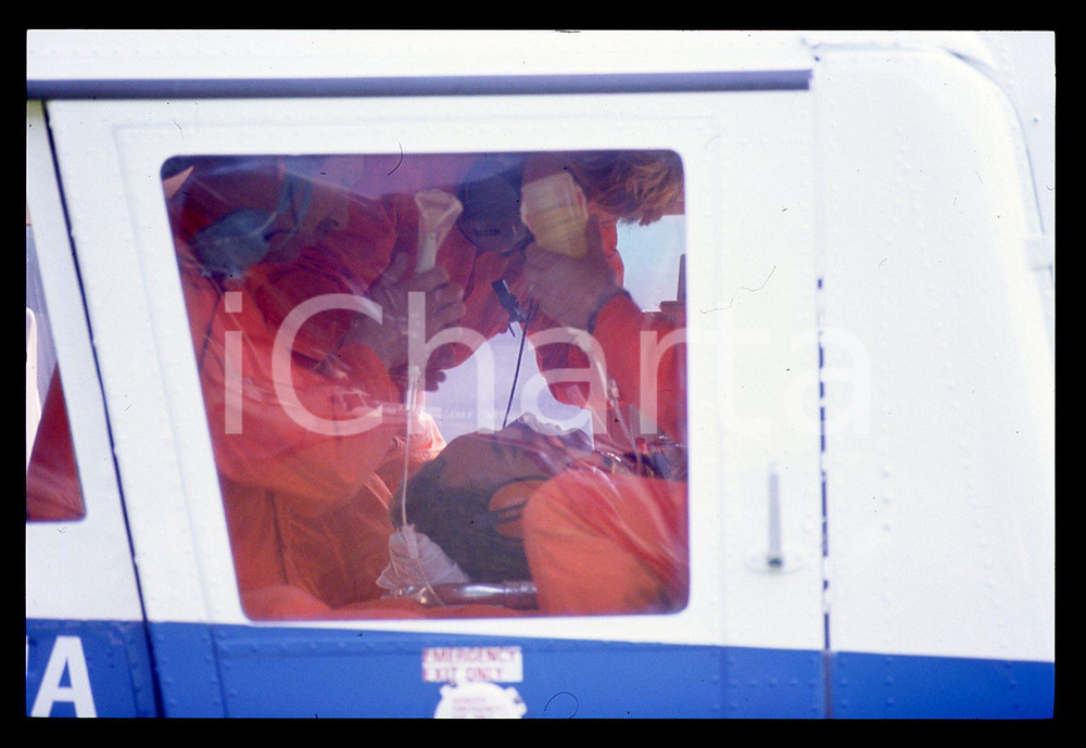 Gerhard BERGER - Incidente F1 GP SAN MARINO 1989 35 mm vintage slide 44 Diapositiva d'epoca, in formato 35 mm.CONDIZIONI: GOODE' severamente vietata la riproduzione. Tutti i diritti sono riservati.ICharta mette in vendita, sul negozio eBay e in esclusiva sul sito "icharta" il proprio archivio composto da numerose diapositive e negativi fotografici d'epoca, tutti originali e autentici, che attraversano la storia del costume italiano tra gli la fine degli anni Sessanta e Novanta.Si tratta di uno sguardo inedito sull'attualità, la politica, la vita quotidiana, il gossip e la cultura, che fotografa il cambiamento della nazione in quest'ultimo scorcio del XX secolo. Un'occasione unica per il mercato del collezionismo, che vede finalmente disponibile un archivio eccezionale per vastità, tematiche e condizioni, in un settore (il negativo fotografico e la diapositiva) di assoluta novità e dalle interessanti prospettive di investimento.  GOOD/buono   originale e autentica 1