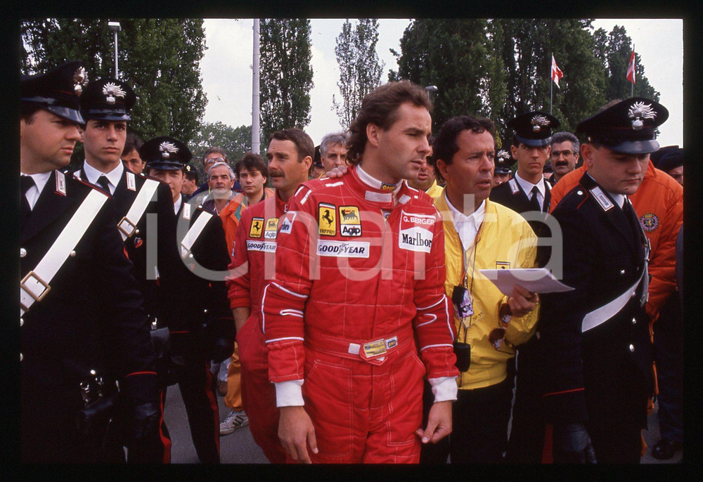Gerhard BERGER Nigel MANSELL Cesare FIORIO FERRARI 1990 ca 35 mm vintage slide 3 Diapositiva d'epoca, in formato 35 mm.CONDIZIONI: GOODE' severamente vietata la riproduzione. Tutti i diritti sono riservati.Nella diapositiva ICharta mette in vendita, sul negozio eBay e in esclusiva sul sito "icharta" il proprio archivio composto da numerose diapositive e negativi fotografici d'epoca, tutti originali e autentici, che attraversano la storia del costume italiano tra gli la fine degli anni Sessanta e Novanta.Si tratta di uno sguardo inedito sull'attualit&agrave;, la politica, la vita quotidiana, il gossip e la cultura, che fotografa il cambiamento della nazione in quest'ultimo scorcio del XX secolo. Un'occasione unica per il mercato del collezionismo, che vede finalmente disponibile un archivio eccezionale per vastit&agrave;, tematiche e condizioni, in un settore (il negativo fotografico e la diapositiva) di assoluta novit&agrave; e dalle interessanti prospettive di investimento.  GOOD/buono   originale e autentica 1