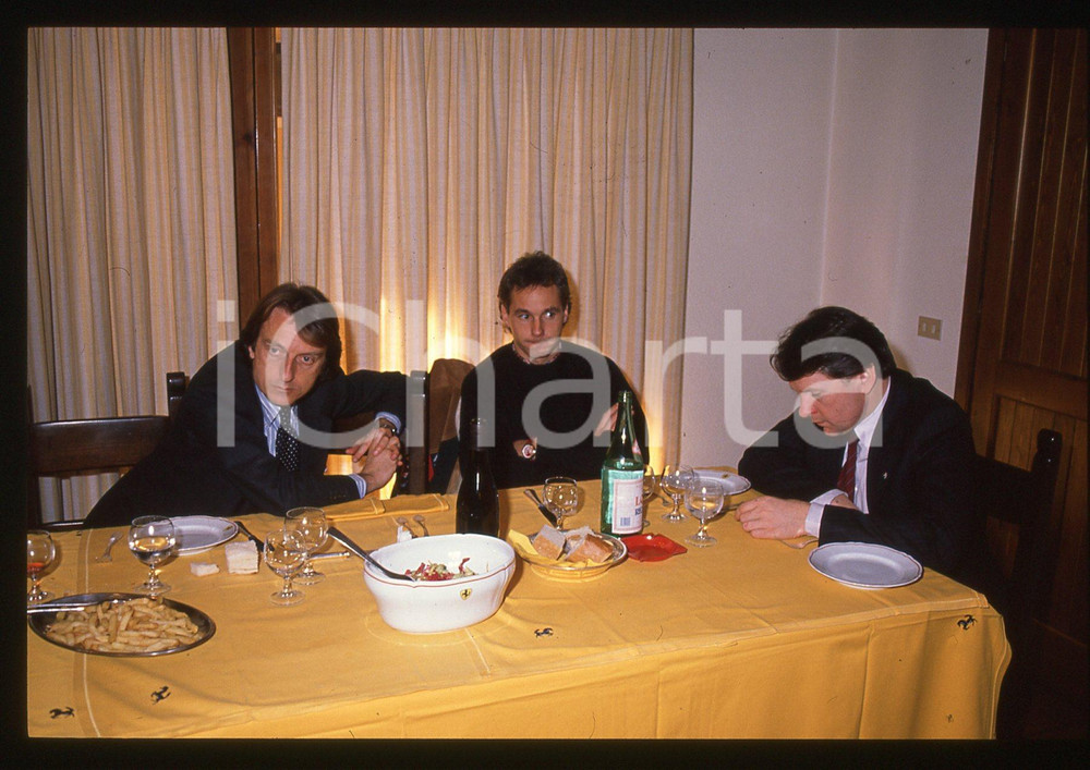 Gerhard BERGER Luca CORDERO MONTEZEMOLO John BARNARD 1989 35 mm vintage slide 2 Diapositiva d'epoca, in formato 35 mm.CONDIZIONI: GOODE' severamente vietata la riproduzione. Tutti i diritti sono riservati. ICharta mette in vendita, sul negozio eBay e in esclusiva sul sito "icharta" il proprio archivio composto da numerose diapositive e negativi fotografici d'epoca, tutti originali e autentici, che attraversano la storia del costume italiano tra gli la fine degli anni Sessanta e Novanta.Si tratta di uno sguardo inedito sull'attualità, la politica, la vita quotidiana, il gossip e la cultura, che fotografa il cambiamento della nazione in quest'ultimo scorcio del XX secolo. Un'occasione unica per il mercato del collezionismo, che vede finalmente disponibile un archivio eccezionale per vastità, tematiche e condizioni, in un settore (il negativo fotografico e la diapositiva) di assoluta novità e dalle interessanti prospettive di investimento.  GOOD/buono   originale e autentica 1