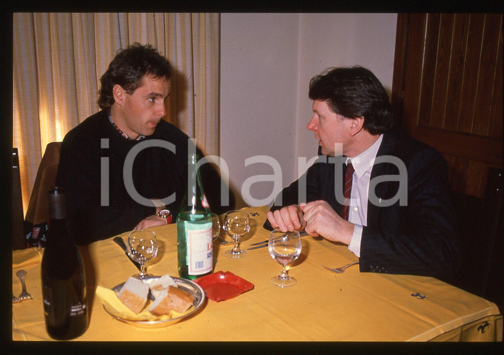 Gerhard BERGER e John BARNARD - F1 FERRARI 1989 35 mm vintage slide 5 Diapositiva d'epoca, in formato 35 mm.CONDIZIONI: GOODE' severamente vietata la riproduzione. Tutti i diritti sono riservati.ICharta mette in vendita, sul negozio eBay e in esclusiva sul sito "icharta" il proprio archivio composto da numerose diapositive e negativi fotografici d'epoca, tutti originali e autentici, che attraversano la storia del costume italiano tra gli la fine degli anni Sessanta e Novanta.Si tratta di uno sguardo inedito sull'attualità, la politica, la vita quotidiana, il gossip e la cultura, che fotografa il cambiamento della nazione in quest'ultimo scorcio del XX secolo. Un'occasione unica per il mercato del collezionismo, che vede finalmente disponibile un archivio eccezionale per vastità, tematiche e condizioni, in un settore (il negativo fotografico e la diapositiva) di assoluta novità e dalle interessanti prospettive di investimento.  GOOD/buono   originale e autentica 1