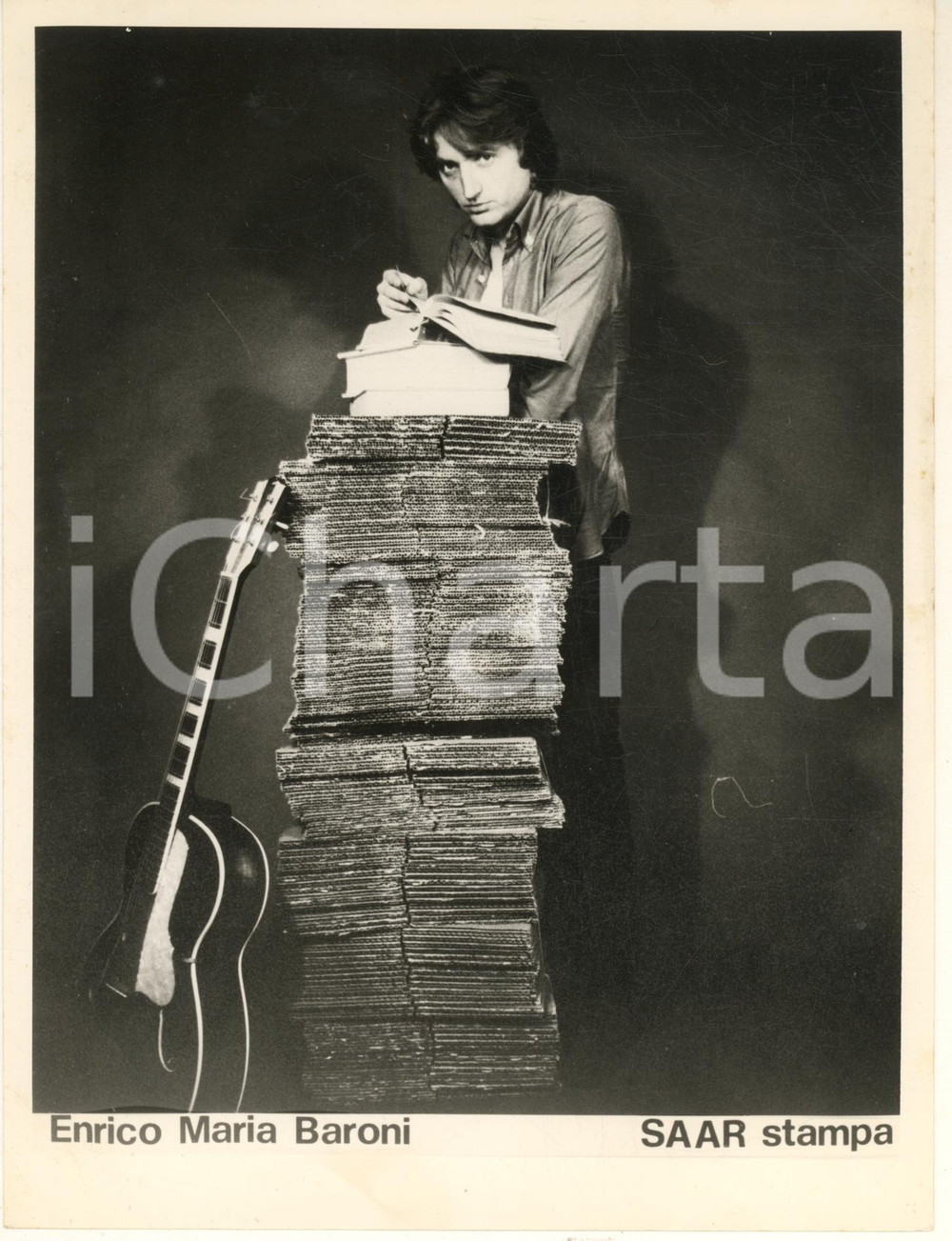 Fotografia d epoca originale 1975 ca MUSICA Enrico Maria BARONI  Ritratto con la chitarra Foto 18x24 cm 1