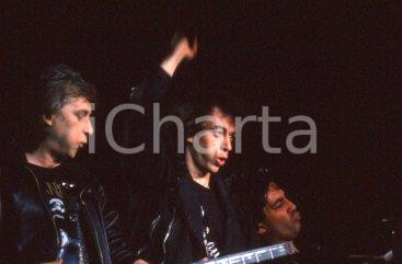 35mm vintage slide *1990 ca STEVE ROGER BAND Massimo RIVA in concerto (3) Diapositiva d'epoca, in formato 35 mm. Tutti i diritti riservati. E' severamente vietata la riproduzione.  ICharta mette in vendita, sul negozio eBay e in esclusiva sul sito "icharta" il proprio archivio composto da numerose diapositive e negativi fotografici d'epoca, tutti originali e autentici, che attraversano la storia del costume tra la fine degli anni Sessanta e Novanta.Si tratta di uno sguardo inedito sull'attualità, la politica, la vita quotidiana, il gossip e la cultura, che fotografa il cambiamento della nazione in quest'ultimo scorcio del XX secolo. Un'occasione unica per il mercato del collezionismo, che vede finalmente disponibile un archivio eccezionale per vastità, tematiche e condizioni, in un settore (il negativo fotografico e la diapositiva) di assoluta novità e dalle interessanti prospettive di investimento. GOOD/buono  originale e autentica 0
