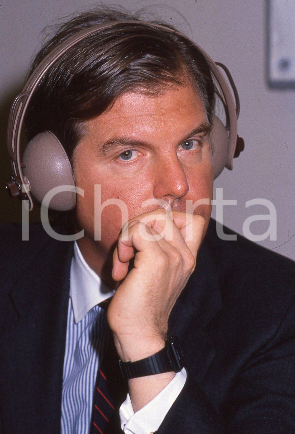 35mm vintage slide *1995 MILANO Nicholas NEGROPONTE con le cuffie  4  Diapositiva d'epoca, in formato 35 mm.CONDIZIONI: GOODE' severamente vietata la riproduzione. Tutti i diritti sono riservati.Nella diapositiva ICharta mette in vendita, sul negozio eBay e in esclusiva sul sito "icharta" il proprio archivio composto da numerose diapositive e negativi fotografici d'epoca, tutti originali e autentici, che attraversano la storia del costume italiano tra gli la fine degli anni Sessanta e Novanta.Si tratta di uno sguardo inedito sull'attualit&agrave;, la politica, la vita quotidiana, il gossip e la cultura, che fotografa il cambiamento della nazione in quest'ultimo scorcio del XX secolo. Un'occasione unica per il mercato del collezionismo, che vede finalmente disponibile un archivio eccezionale per vastit&agrave;, tematiche e condizioni, in un settore (il negativo fotografico e la diapositiva) di assoluta novit&agrave; e dalle interessanti prospettive di investimento. GOOD/buono   originale e autentica 1