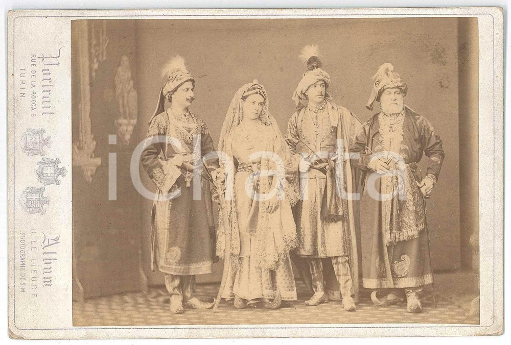 1905 TORINO Gruppo di nobili in costume indiano *Foto LE LIEURE 16x11 cm  Fotografia originale d'epoca, montata su cartoncino rigido.   FAIR/discreto minime abrasioni angolari Formato: 16x11 cm originale e autentica 1